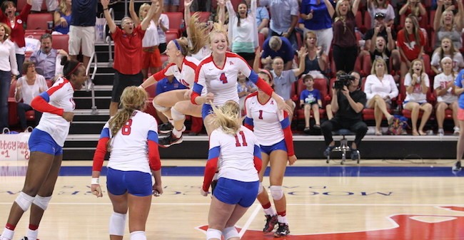 Volleyball starts season strong in opening-weekend tournament